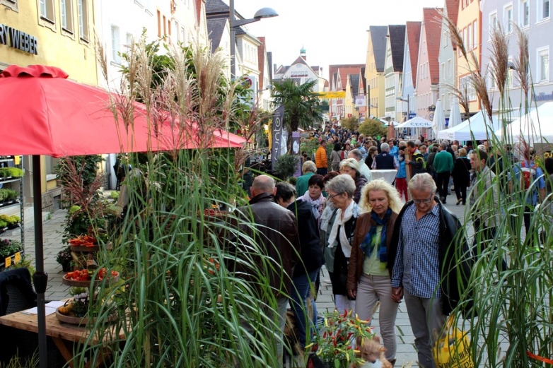 Belebte Fußgängerzone - Straßencafés und attraktive Geschäfte